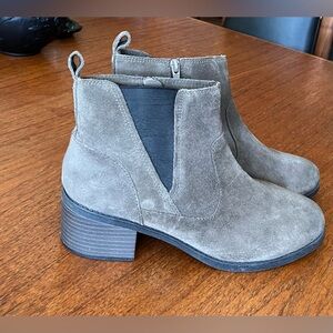 Clarks Nevella Bell ‘Dark Taupe’ Leather Suede Boots. Size 8. New.